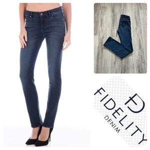 FIDELITY DENIM slim straight leg jeans. 29x32 with 9” rise. Stretch. EEUC.